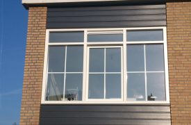 Slaapkamer kozijn van kunststof met een roedeverdeling in het glas