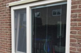 Kunststof kozijn in de keuken met screenline (horizontale lamellen) in het glas