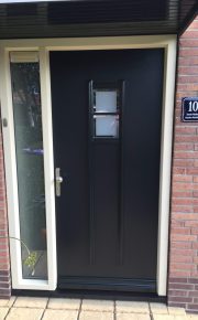 Lopikerkapel kunststof voordeurkozijn vleugeloverdekkende voordeur