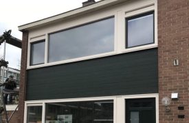 gehele gevel met kunststof raamkozijnen en strakke kunststof voordeur