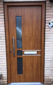 Kunststof voordeurkozijn in gouden eik in Nieuwegein