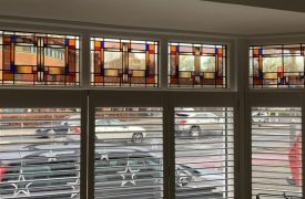 Kunststof erkerkozijn in Amstelveen met glas in lood