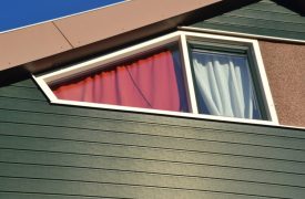 Kunststof raamkozijn te Vianen met schuine zijde in kunststof gevelbekleding