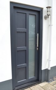 In Vuren een kunststof antraciet voordeurkozijn