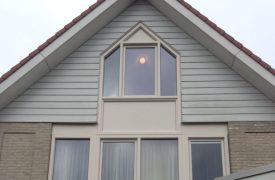 Kunststof kozijnen in gevel met schuine bovendorpel in de kleur creme te Culemborg