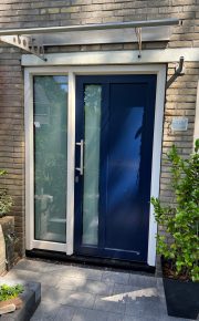 Kunststof voordeur in met gezandstraald glas