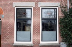 Kunststof imitatiekozijn in Utrecht met authentiek glas in lood en gezandstraald glas