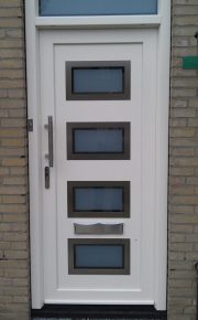 Vleugeloverdekkende kunststof voordeurkozijn