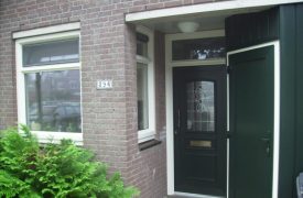 Kunststof kozijnen in de voorgevel in maarssen met voordeur en schuurdeur