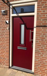 Vluegeloverdekkende strakke kunststof voordeur Nieuwegein