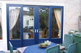 Een kunststof schuifpui met onderin een paneel of borstwering