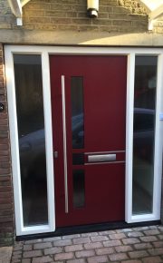 Moderne kunststof voordeur vleugeloverdekkennde deur