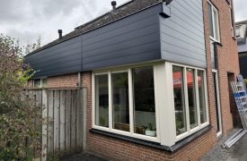 Kunststof kozijnen in de erker van de keuken met kunststof keralit gevelbekleding