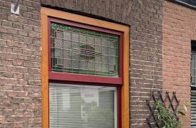 Imitatie schuiraam of Hollands raam van kunststof met glas in lood