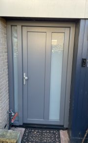 Kunststof voordeurkozijn in zilvergrijs