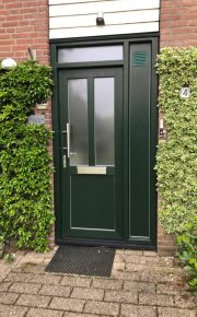 Kunststof deurkozijn met indeling in Houten geheel groen
