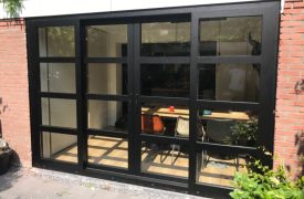 Schuifdeuren van kunststof met verdeling in de kleur zwart te Utrecht Springweg