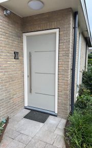 Moderne voordeur in kunststof voordeurkozijn in Woerden