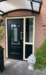 Kunststof voordeurkozijn in klassieke uitvoering in leersum