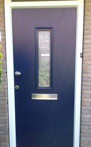 Een vleugeloverdekkende kunststof voordeur in Bunnik