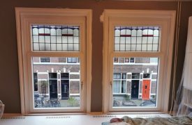 Een kunststof imitatie schuifraam kozijn met glas in lood in centrum Utrecht