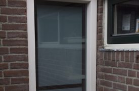 Kunststof raamkozijn met gezandstraald glas in zijgevel nieuwegein