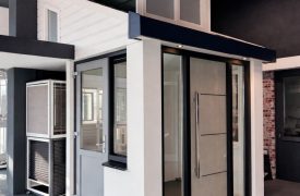 Foto showroom in Utrecht met kunststof voordeurkozijn en een kunststof dakkapel met kunststof gevelbekleding