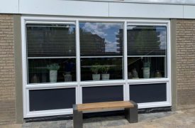 Kunststof kozijn in zijgevel met raamdecoratie Splendid te Leerdam