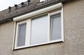 kunststof voorgevelkozijnen met elektrische rolluiken in Leerdam