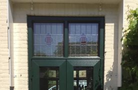 Kunststof deurkozijn met glas in lood te Hilversum van buiten bekeken