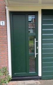 Kunststof voordeurkozijn in Woudenberg met kunststof gevelbekleding