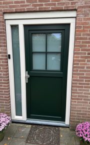 Kunststof voordeurkozijn met draai-kiepraam in Bilthoven