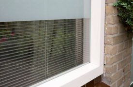 kunststof kozijn met screenline en deels gezandstraald glas