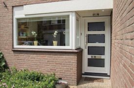 Kunststof voordeurkozijn met kunststof raamkozijnen in de erker