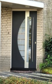 Modern kunststof voordeurkozijn te Houten