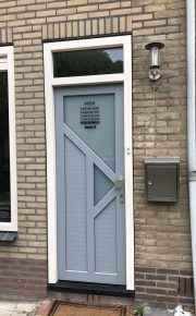Kunststof voordeurkozijn in Lopik met gezandstraald glas