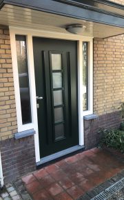 Voordeurkozijn in kunststof met hardstenen onderdorpel en waterslagen in Zeist