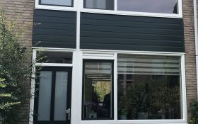 Kunststof kozijnen en voordeur met gevelkleding in Bilthoven
